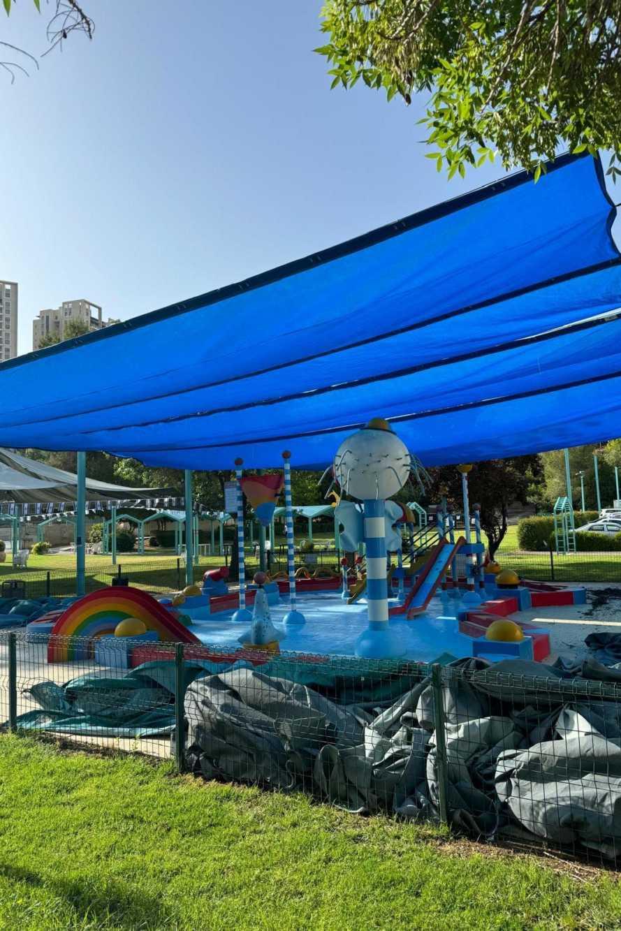 רשת הצללה כחולה מעל מתחם משחקי מים